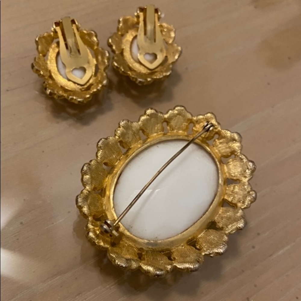 Lovely Vintage Set Brooch/ Pin & Clip Earrings - Picture 3 of 7